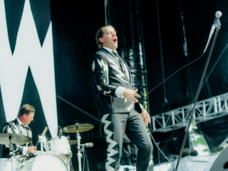 12_THE HIVES_RIOT FEST_AMI NICOLE ACRONYM