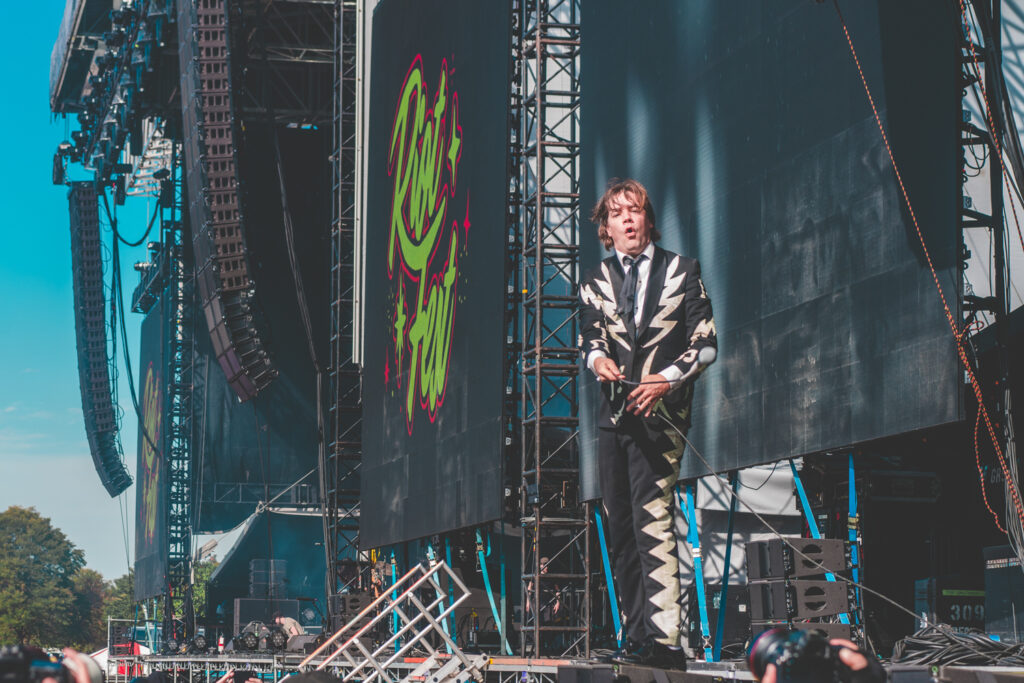 4_THE HIVES_AMI NICOLE ACRONYM
