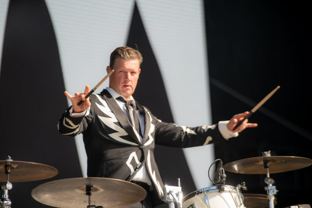 7_THE HIVES_AMI NICOLE ACRONYM