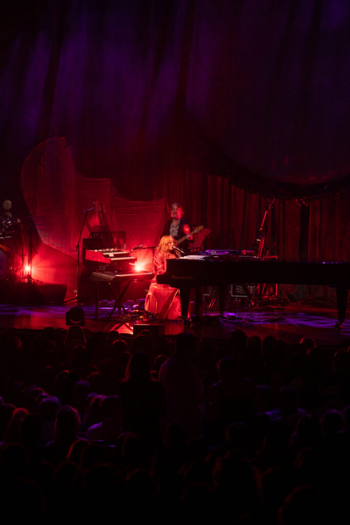 toriamos_erinroosen@lowlightdistrict-10